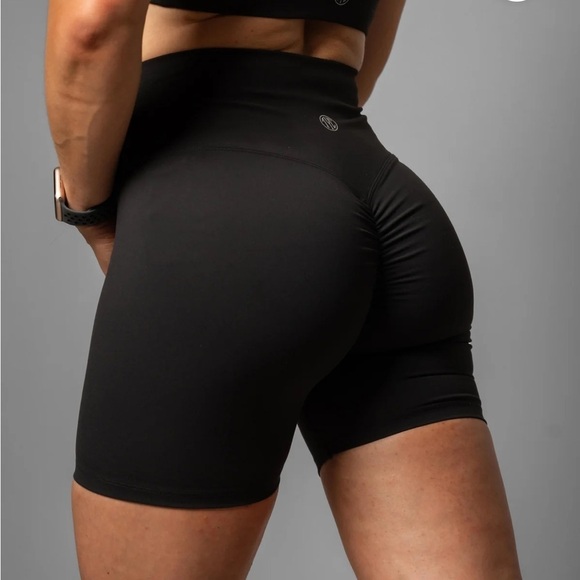 5" NEW Effortless Scrunch Shorts - Black large no front seam soft - Picture 5 of 12